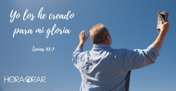 Hombre con las manos alzadas al cielo en gratitud. Isaias 43: 7