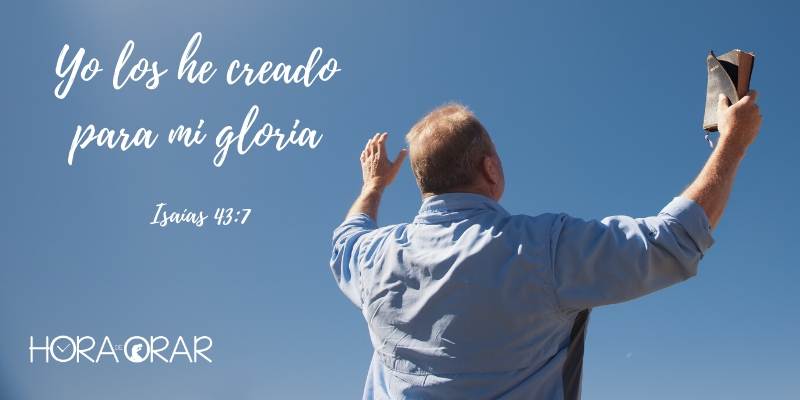 Hombre con las manos alzadas al cielo en gratitud. Isaias 43: 7