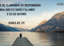 Mulher sentada em um pier em bela paisagem. Isaías 65: 24