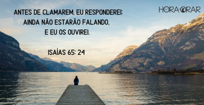 Mulher sentada em um pier em bela paisagem. Isaías 65: 24