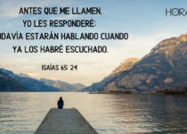 Mujer sentada en un muelle con hermoso paisaje. Isaias 65: 24