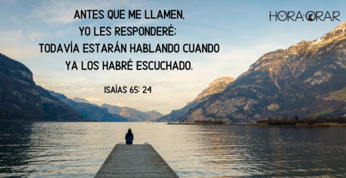 Mujer sentada en un muelle con hermoso paisaje. Isaias 65: 24