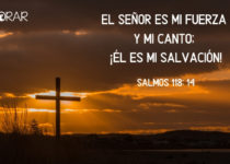 Una cruz en un hermoso atardecer. Salmos 118: 14