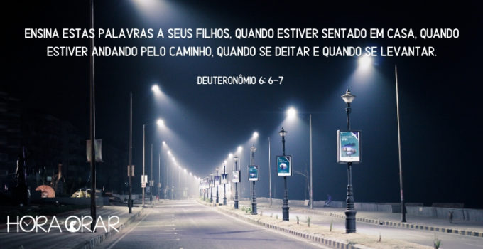 Cidade deserta a noite, toque de recolher. Deuteronômio 6: 6-7