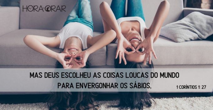 Mãe e filha brincando de fazer careta no sofa de cabeça para baixo. 1 corintios 1: 27