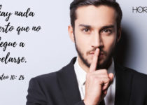 Hombre en traje y corbata haciendo la señal de silencio. Mateo 10: 26