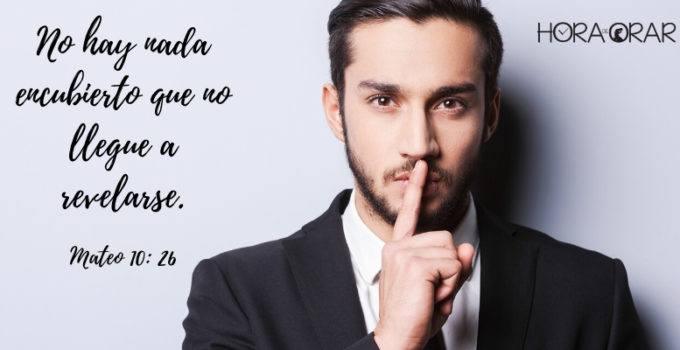 Hombre en traje y corbata haciendo la señal de silencio. Mateo 10: 26