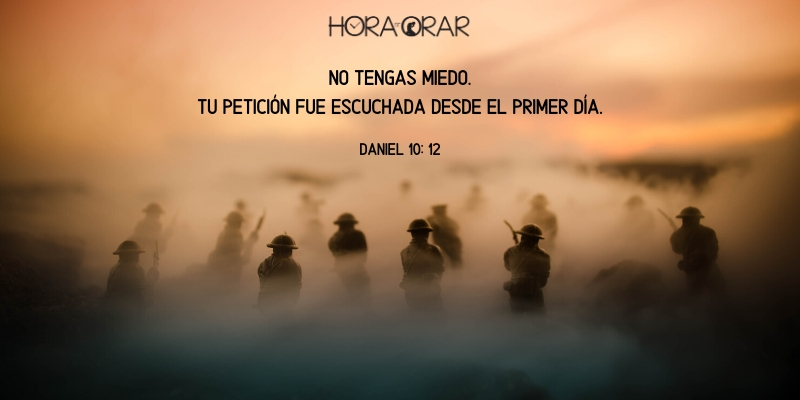 Soldados avanzando en campo de batalla en medio a neblina. Daniel 10: 12