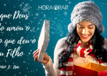 Mulher abrindo presente de natal. João 3: 16