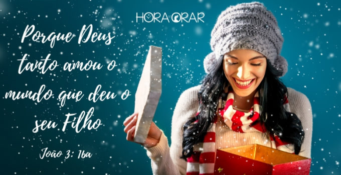 Mulher abrindo presente de natal. João 3: 16