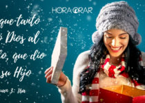 Mujer abriendo regalo de navidad. Juan 3: 16