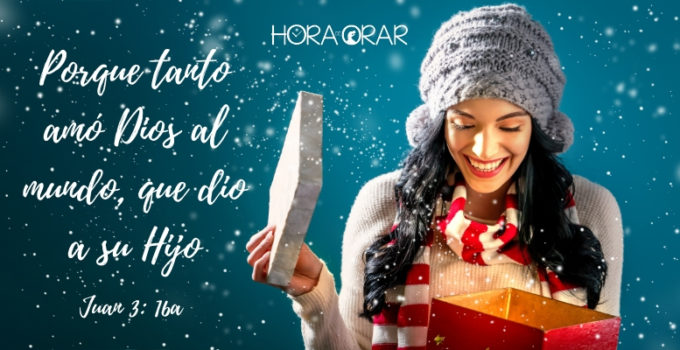 Mujer abriendo regalo de navidad. Juan 3: 16