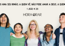 5 amigos abraçados olhando para o alto. 1 João 4: 20