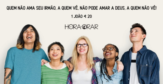 5 amigos abraçados olhando para o alto. 1 João 4: 20