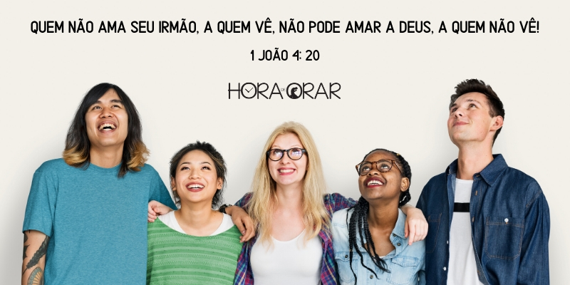 5 amigos abraçados olhando para o alto. 1 João 4: 20