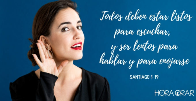 Mujer coge el oído en señal de estar lista para oír. Santiago 1: 19