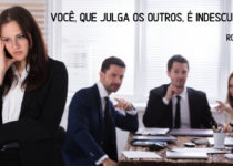 Colegas de trabalho julgando uma companheira. Romanos 2: 1