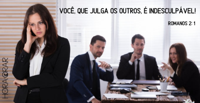 Colegas de trabalho julgando uma companheira. Romanos 2: 1