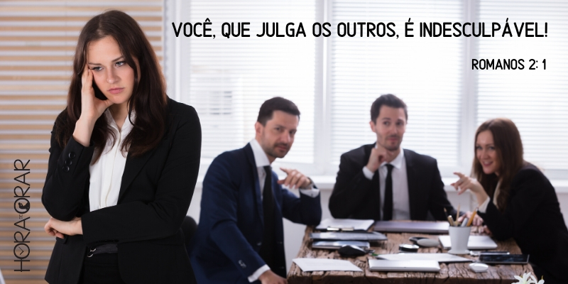 Colegas de trabalho julgando uma companheira. Romanos 2: 1