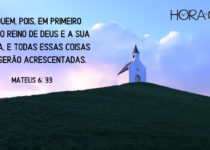 Pequena igreja no alto de uma montanha. Mateus 6: 33