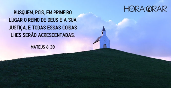 Pequena igreja no alto de uma montanha. Mateus 6: 33