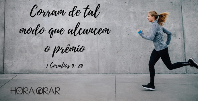 Mulher correndo na calçada. 1 Coríntios 9: 24