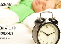 Despertador y hombre durmiendo al fondo. Efesios 5: 14