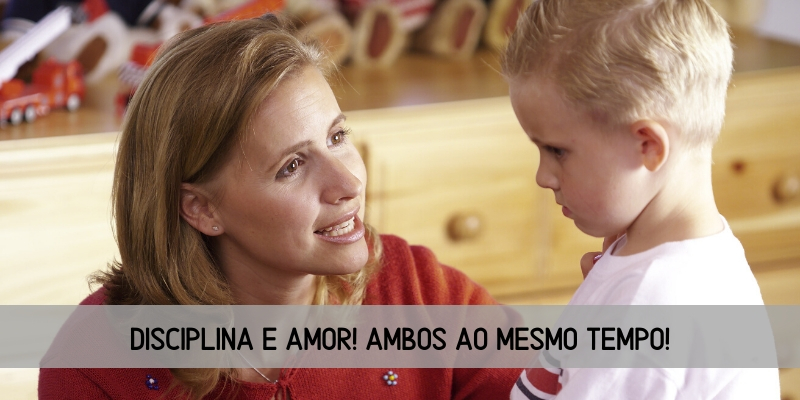 Mãe conversando com seu filho.