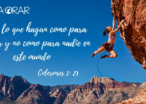 Mujer escalando montaña. Colosenses 3: 23