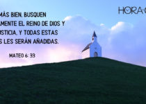 Pequeña iglesia en la cumbre de una montaña. Mateo 6: 33