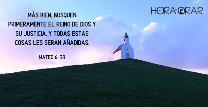 Pequeña iglesia en la cumbre de una montaña. Mateo 6: 33