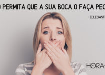 Mulher com as duas mãos tapando a boca. Eclesiastes 5: 6