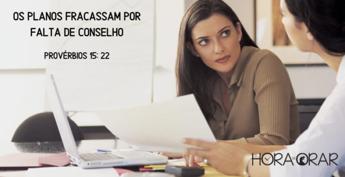 Mulheres em reunião de revisão de projeto. Proverbios 15: 22