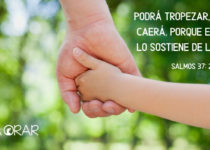 Un padre sostiene la mano de su hijo. Salmos 37: 24