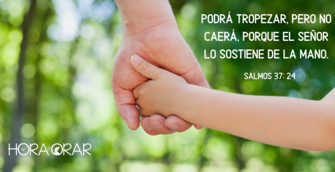 Un padre sostiene la mano de su hijo. Salmos 37: 24