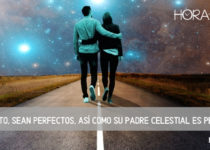Pareja andando por una carretera en cielo estrellado. Mateo 5: 48