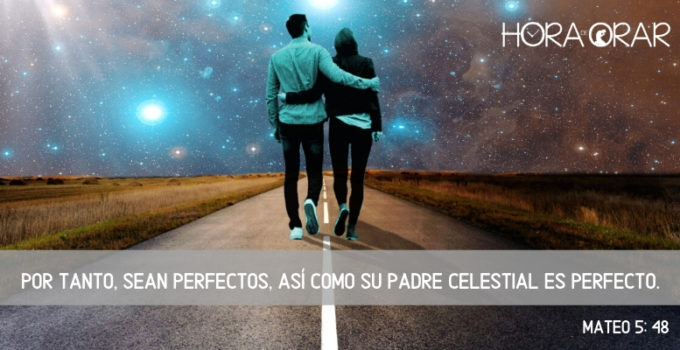 Pareja andando por una carretera en cielo estrellado. Mateo 5: 48