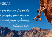 Mulher escalando montanha. Colossenses 3:23