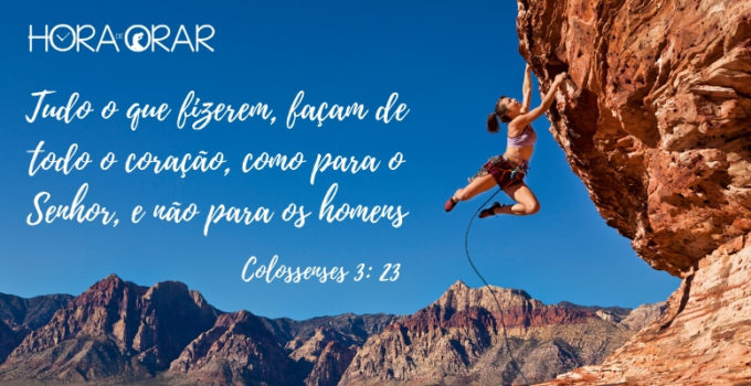 Mulher escalando montanha. Colossenses 3:23