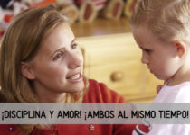 Una madre le habla a su hijo.