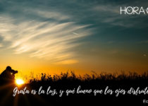 Fotografo en bello poner del sol.