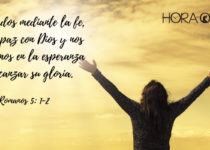 Mujer manos en alto en gratitud con cielo ensolarado. Romanos 5: 1