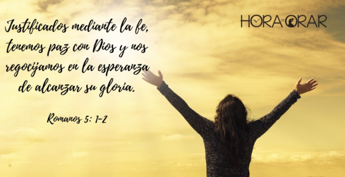 Mujer manos en alto en gratitud con cielo ensolarado. Romanos 5: 1