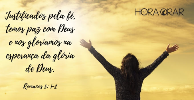 Mulher de braços abertos em céu ensolarado. Romanos 5: 1