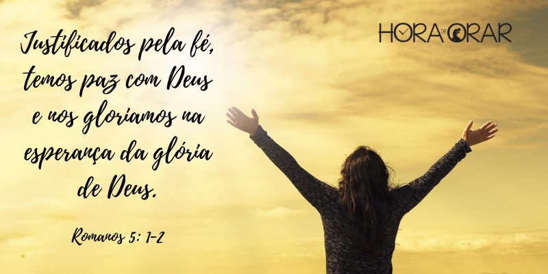 Mulher de braços abertos em céu ensolarado. Romanos 5: 1