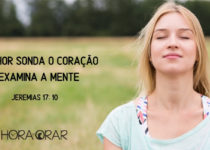 Mulher no campo de olhos fechados. Jeremias 17: 10
