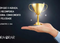 Mão segura troféu. Eclesiastes 2: 26