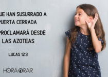 Niña con la mano en el oído para escuchar. Lucas 12: 3