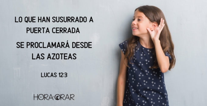 Niña con la mano en el oído para escuchar. Lucas 12: 3