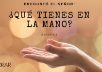 manos estendidas. Éxodo 4:2